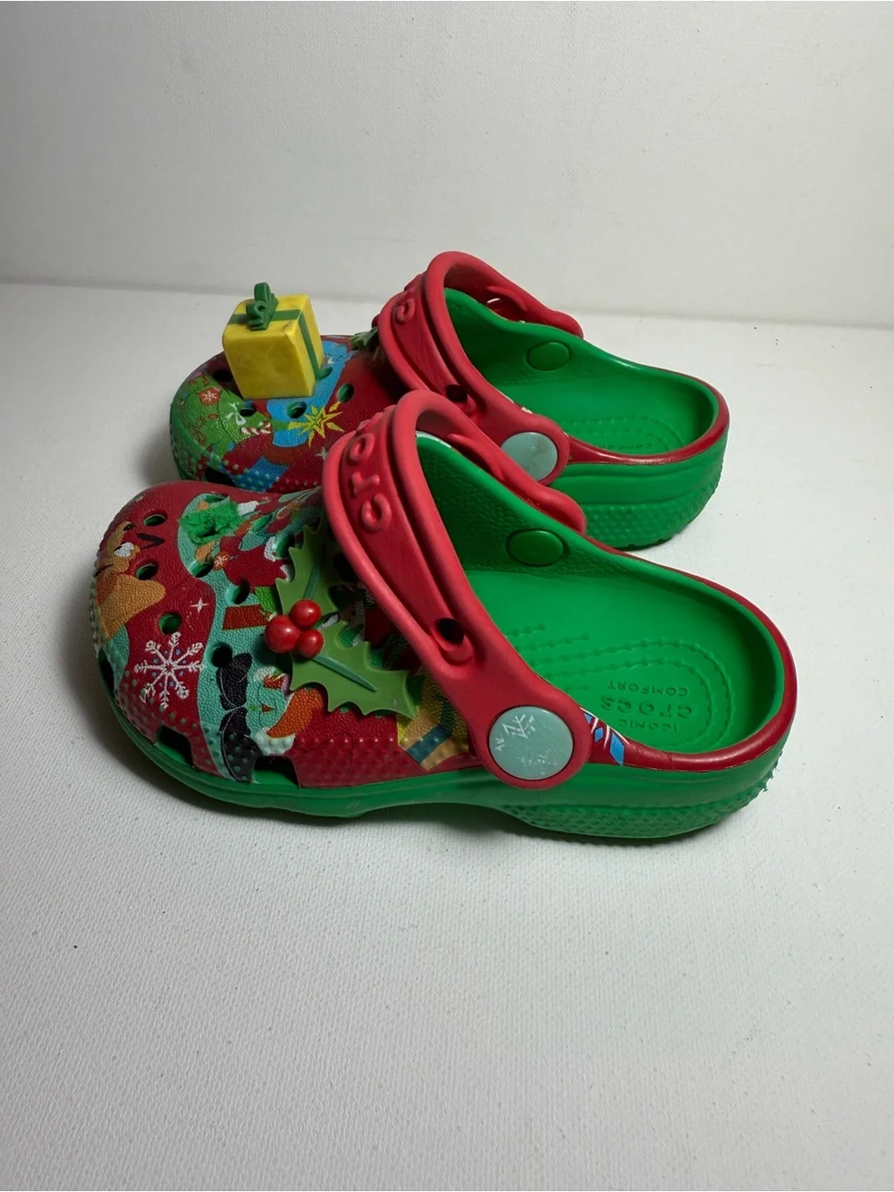 Disney Parks Christmas Crocs Kids Sz 7 Fair -- READ FLAWS